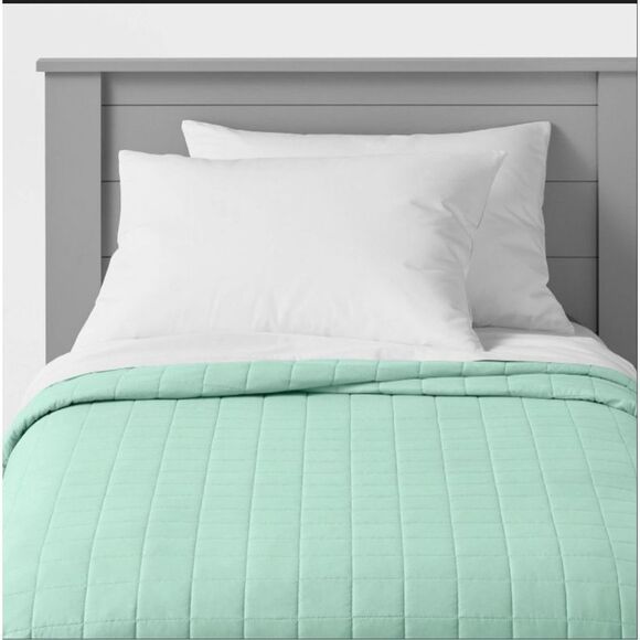 Full/Queen Pillowfort mint quilt - Picture 1 of 4